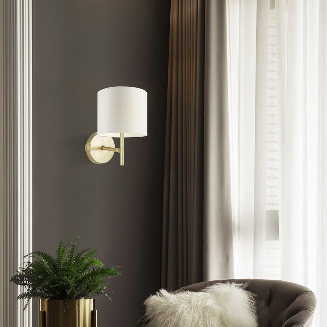 Goldene Wandleuchte mit weißem Lampenschirm