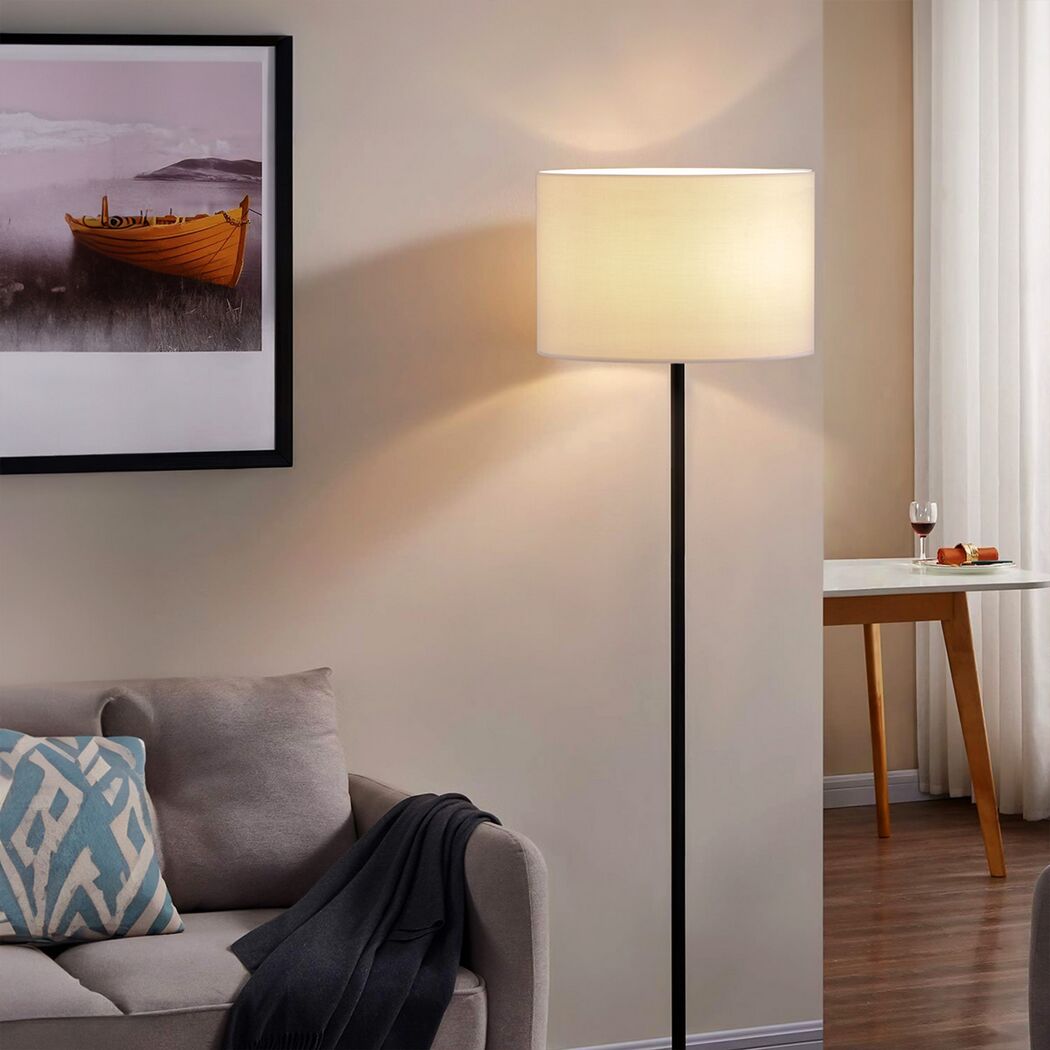 Stehlampe mit weißem Lampenschirm