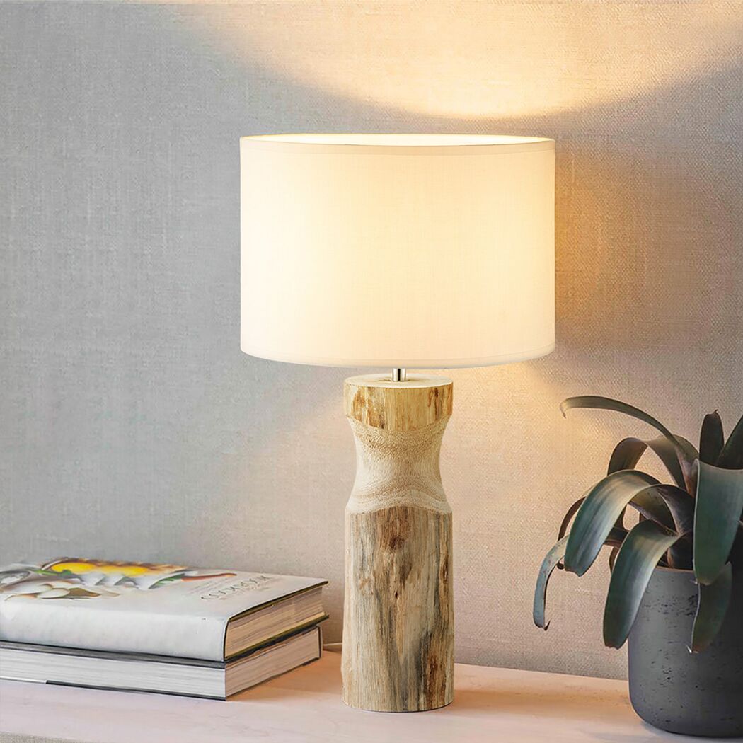 Tischlampe mit Holzfuß und weißem Lampenschirm