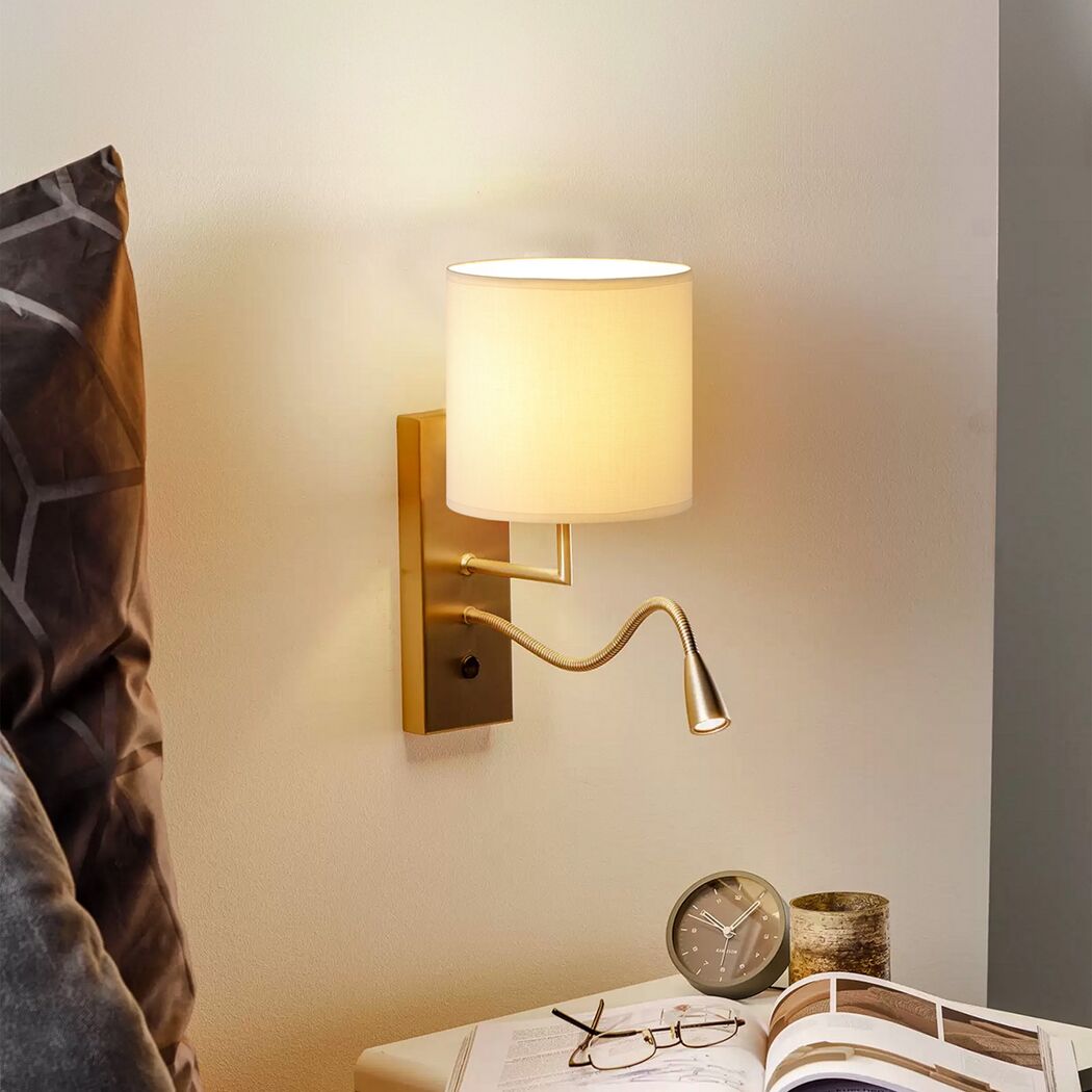 Goldene Wandleuchte mit schwenkbarem Lesearm