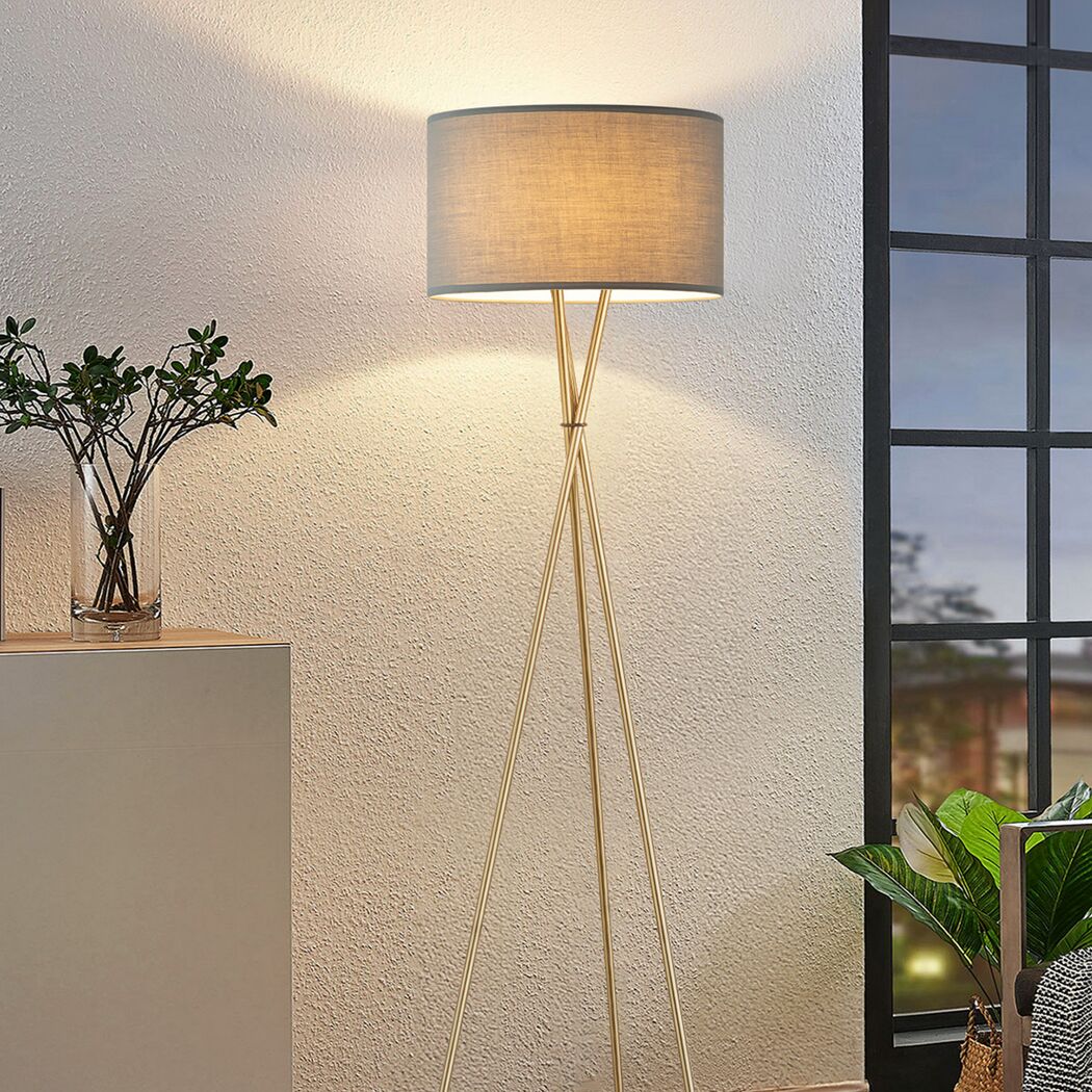 Goldene Stehlampe mit hellgrauem Lampenschirm