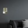 Lichtgrauer Lampenschirm an dunkelgrauer Wand