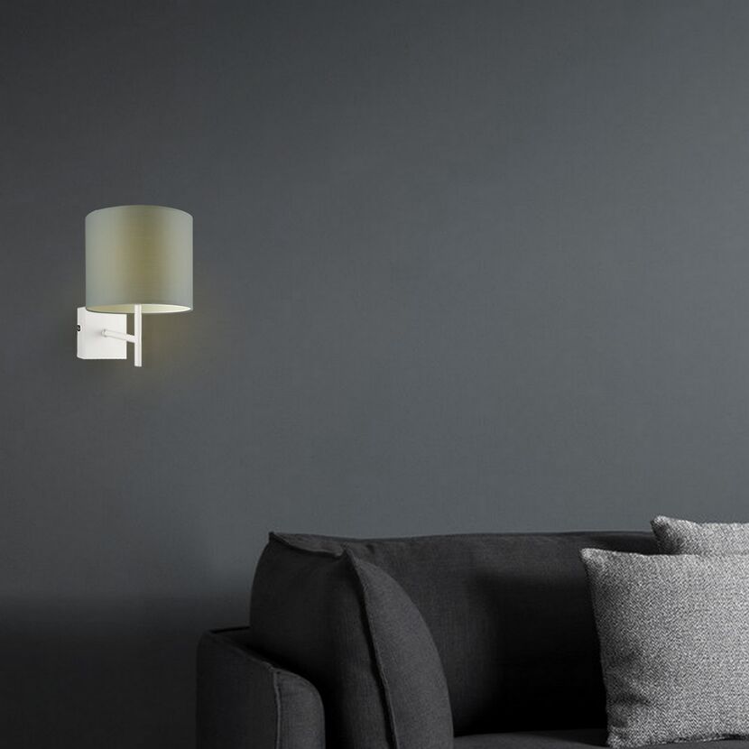 Lichtgrauer Lampenschirm an dunkelgrauer Wand