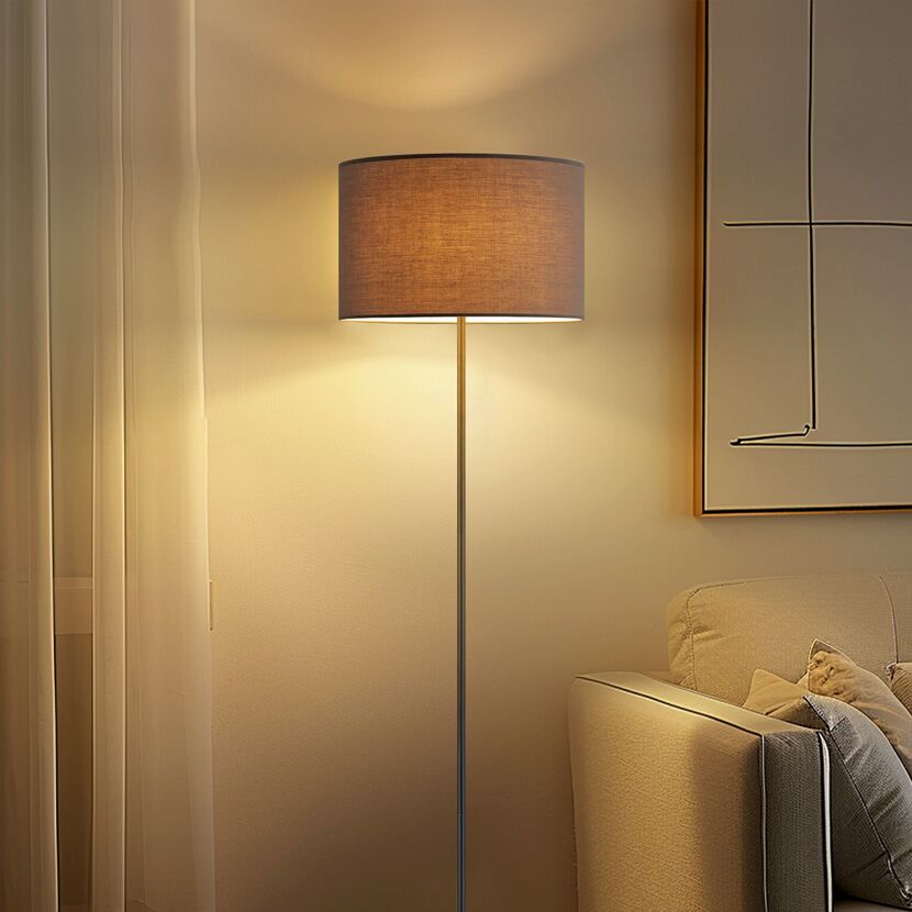 Stehlampe mit rundem Lampenschirm