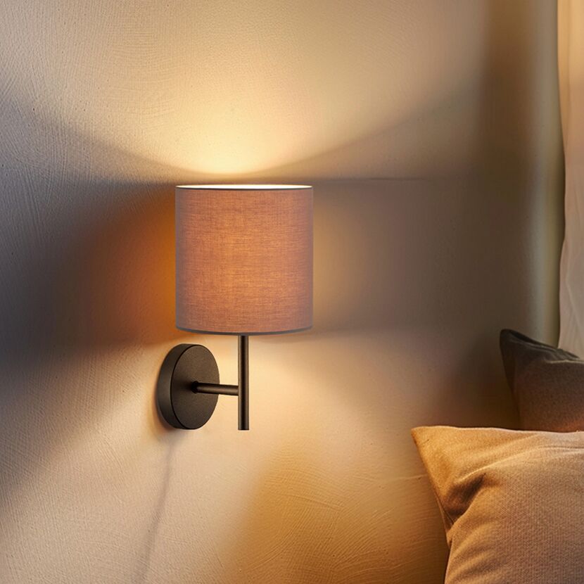 Angeschaltete Wandleuchte mit grauem Lampenschirm