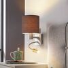 Schlafzimmerlampe mit schokoladenfarbenem Lampenschirm an der Wand