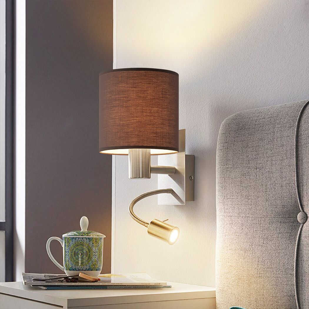 Schlafzimmerlampe mit schokoladenfarbenem Lampenschirm an der Wand