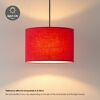 Roter Lampenschirm beleuchtet einen Raum