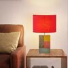 Rote Tischlampe mit buntem Holzklotzfuß