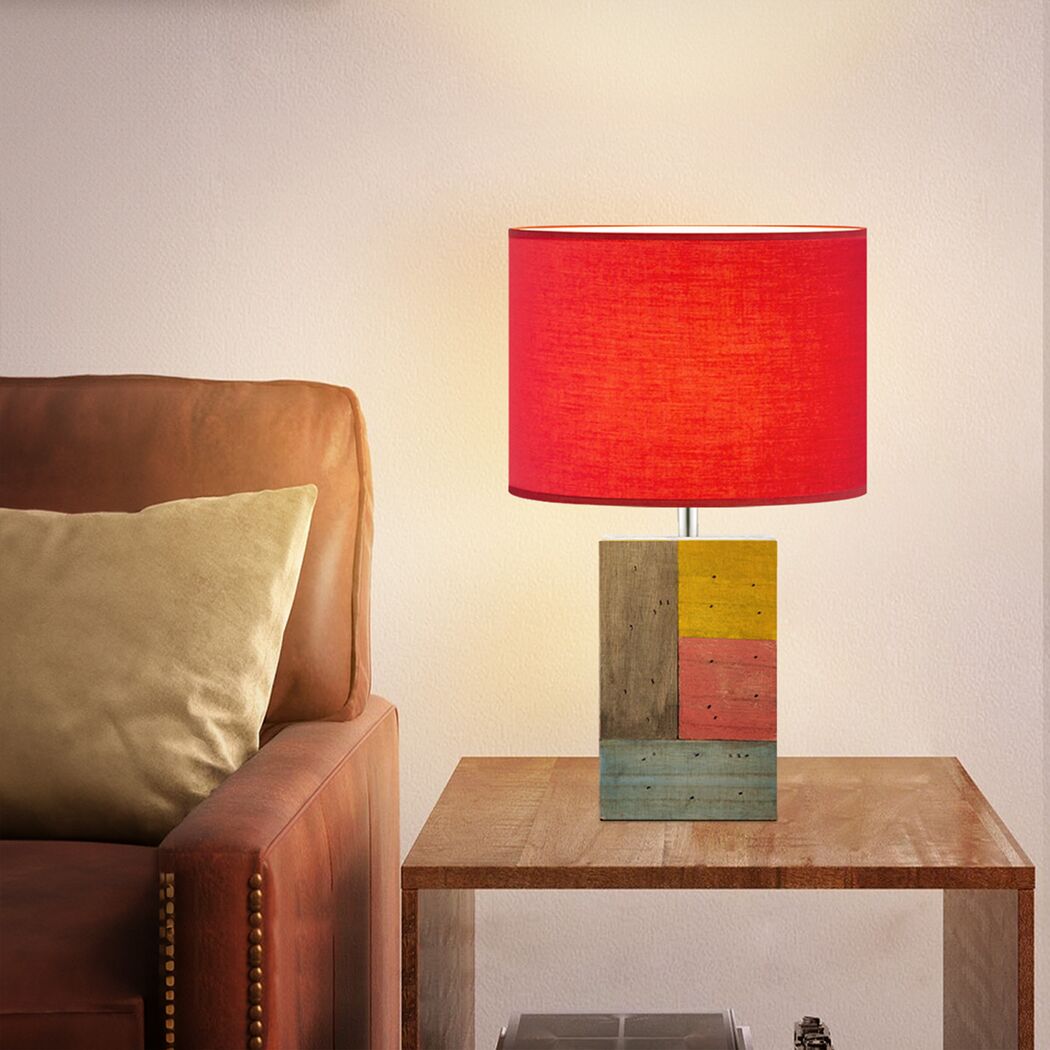Rote Tischlampe mit buntem Holzklotzfuß