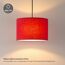 Roter Lampenschirm leuchtet