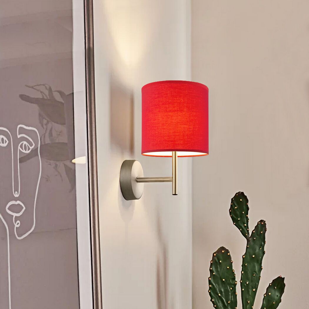 Rote Wandleuchte mit rundem Stoffschirm.