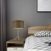 Tischlampe mit beigem Lampenschirm auf Nachttisch