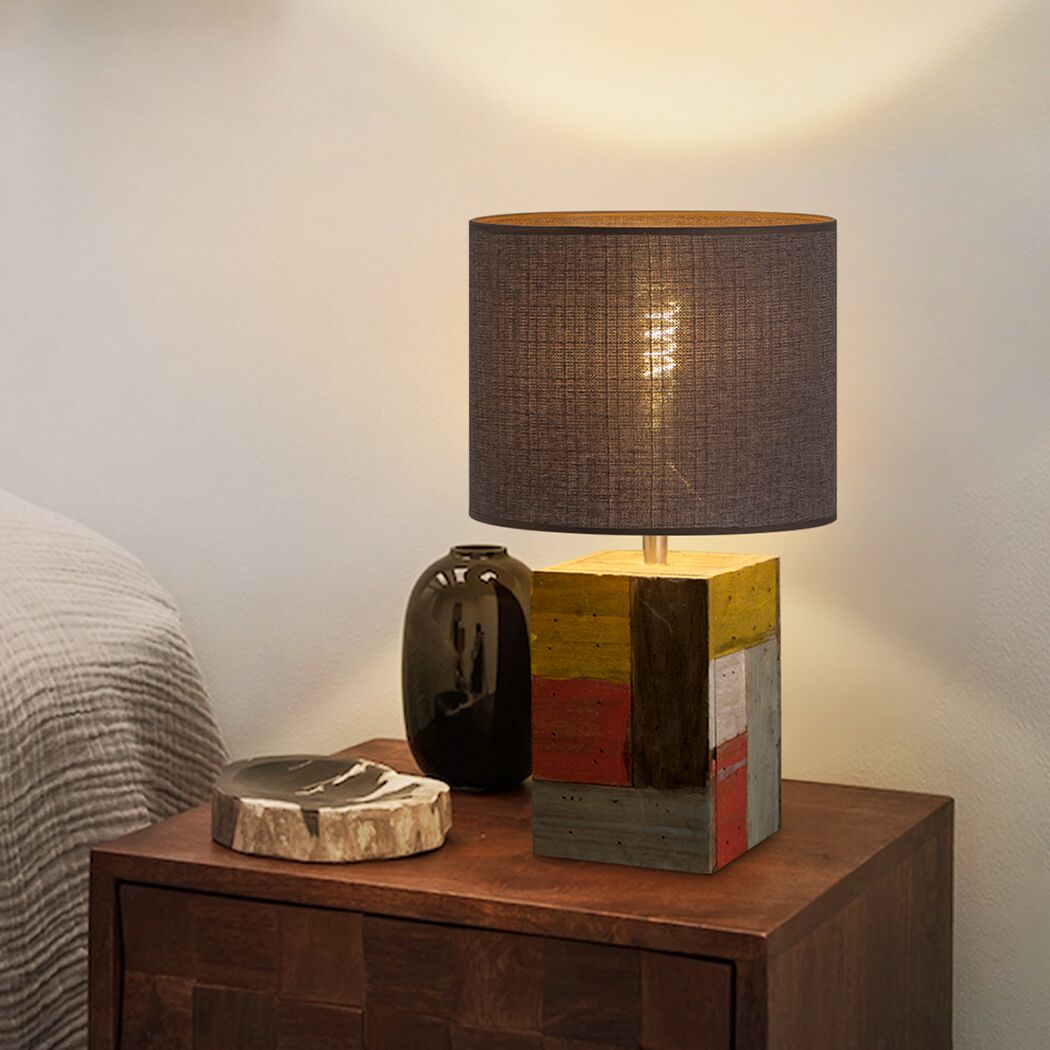 Tischlampe mit grauem Lampenschirm und buntem Fuß