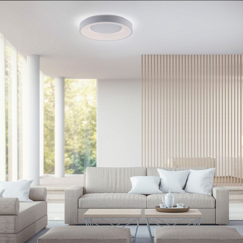 Modernes Wohnzimmer mit heller Deckenleuchte