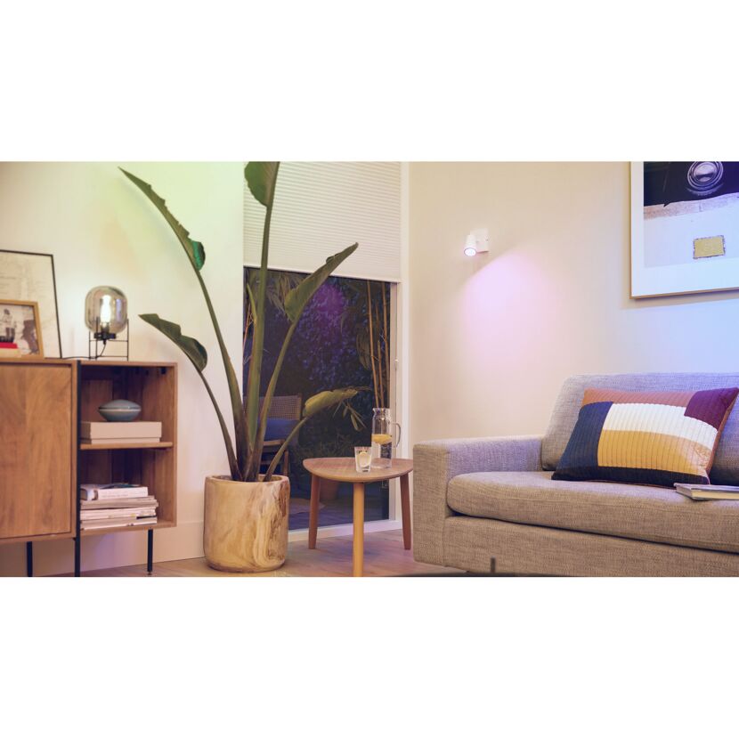 Wohnzimmer mit Philips Hue Wandleuchte