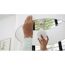 Person schraubt eine Philips Smart LED Glühbirne ein