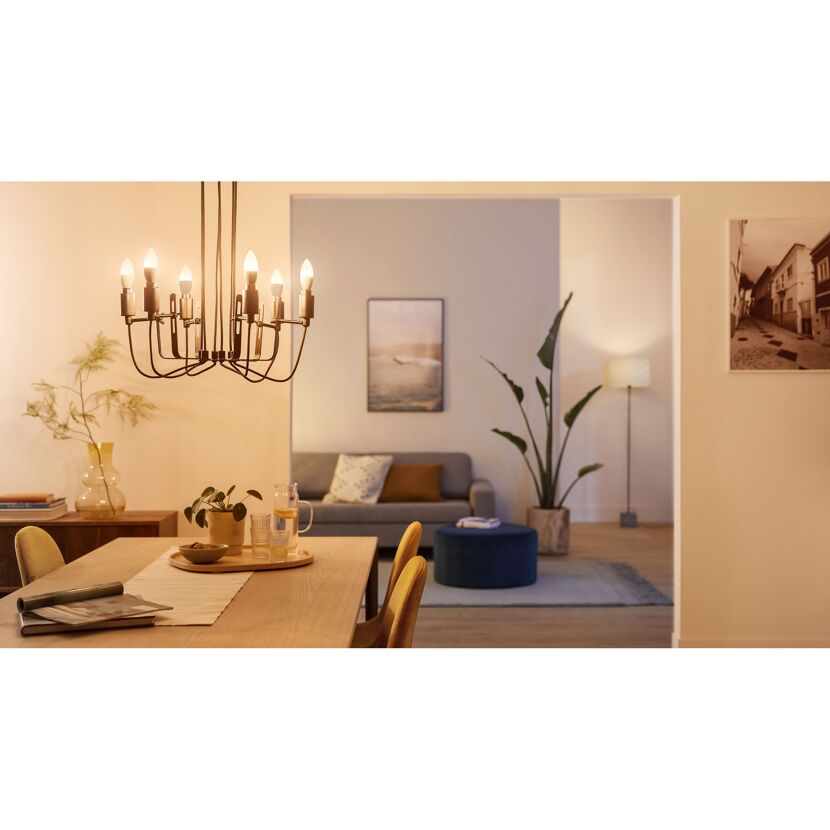 Wohnzimmer mit Kronleuchter und Philips Smart LED.