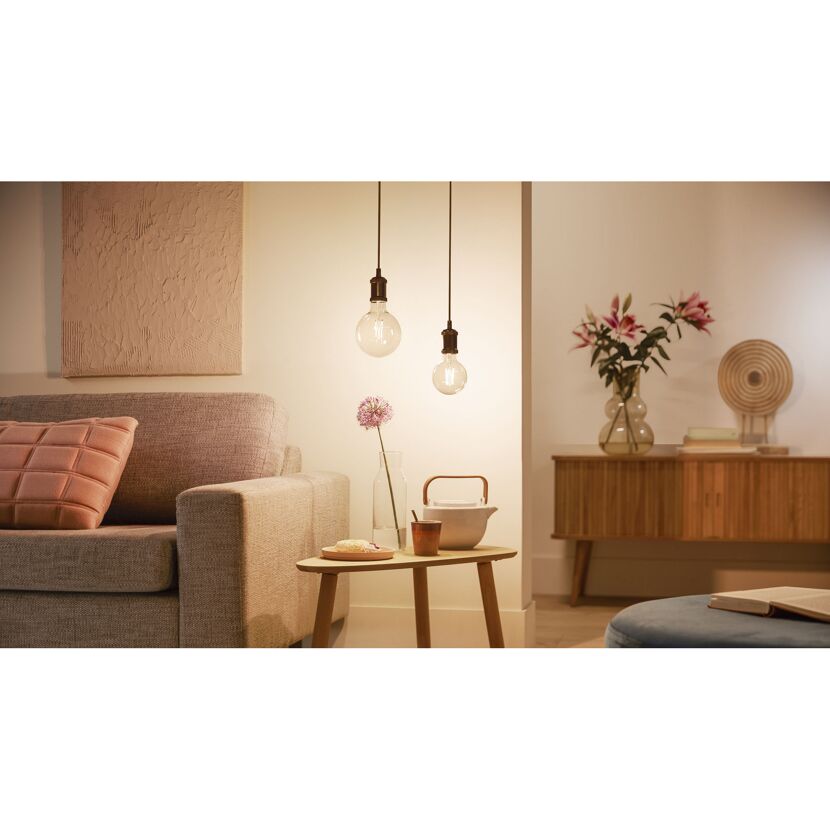 Zwei beleuchtete Philips LED-Lampen im Wohnzimmer