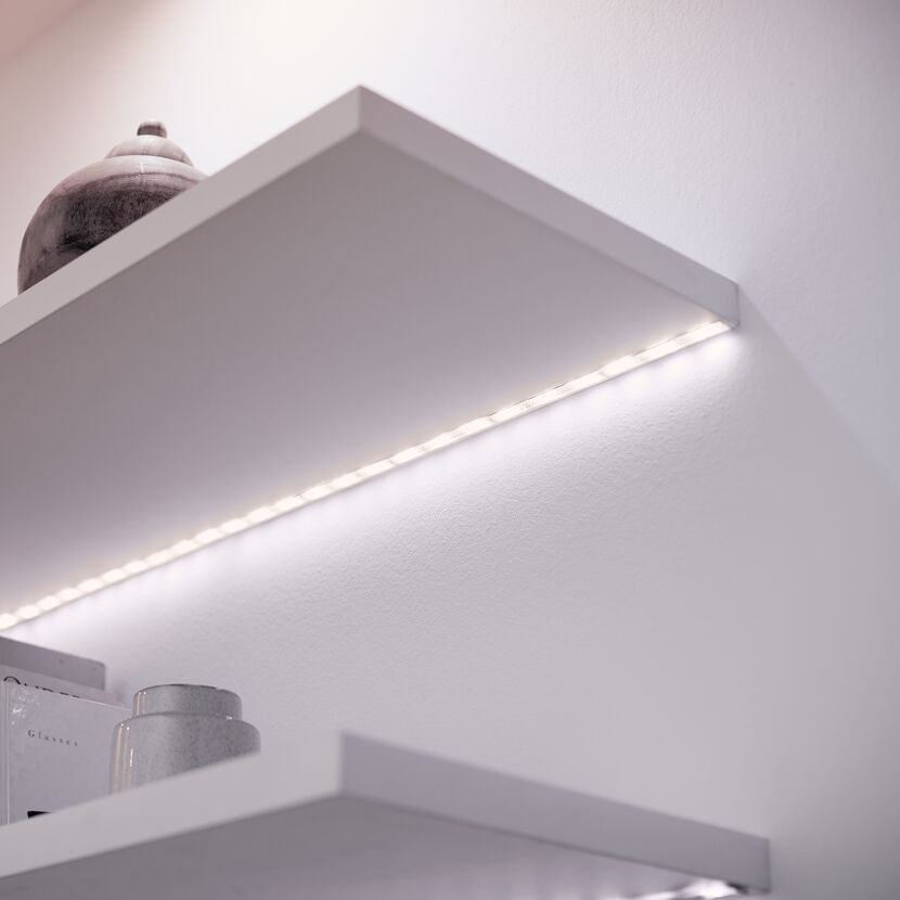 Regalböden mit LED-Lichtleiste