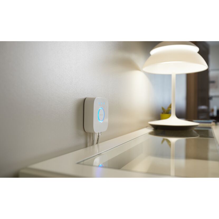 Philips Hue Bridge an der Wand montiert