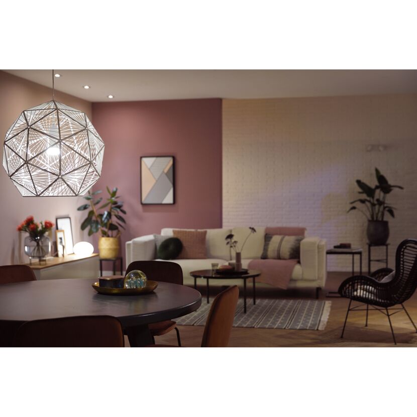 Wohnzimmer mit geometrischer Hängeleuchte