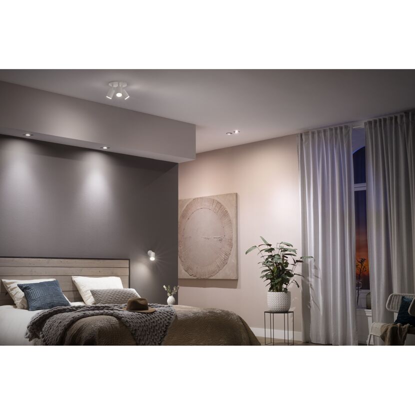 Schlafzimmer mit einer weißen Deckenleuchte.