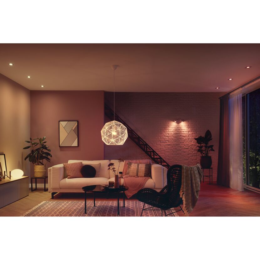 Wohnzimmer mit weißem Hängelampe und warmweißer Beleuchtung