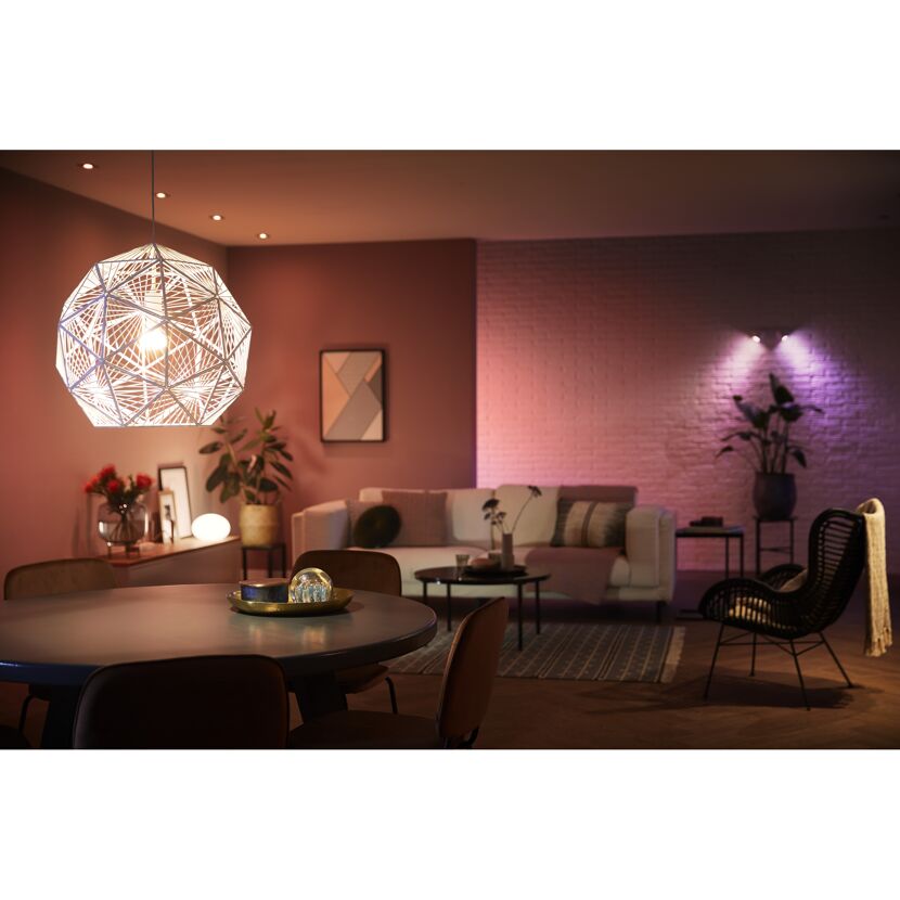 Wohnzimmer mit weißem Lampenschirm