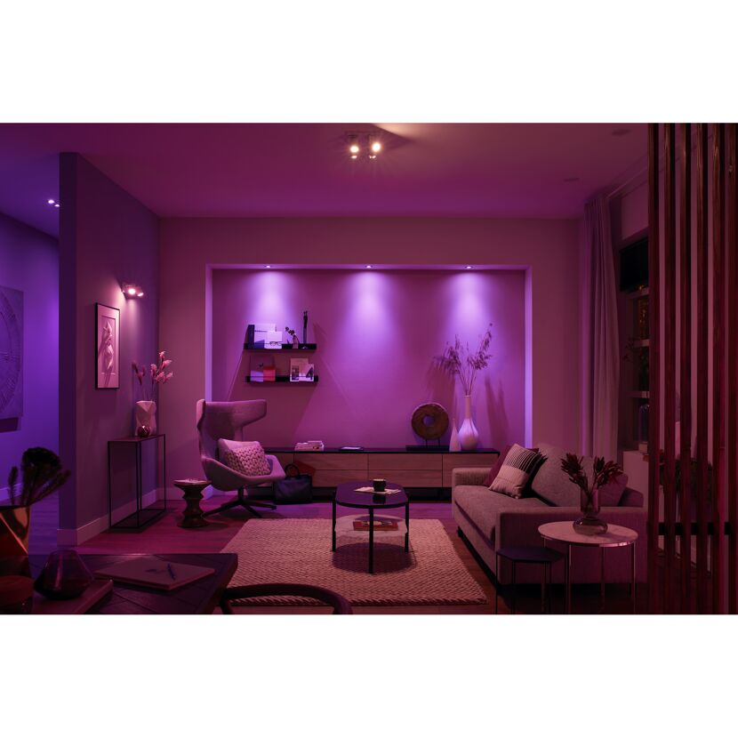 Wohnzimmer mit lilafarbener Beleuchtung