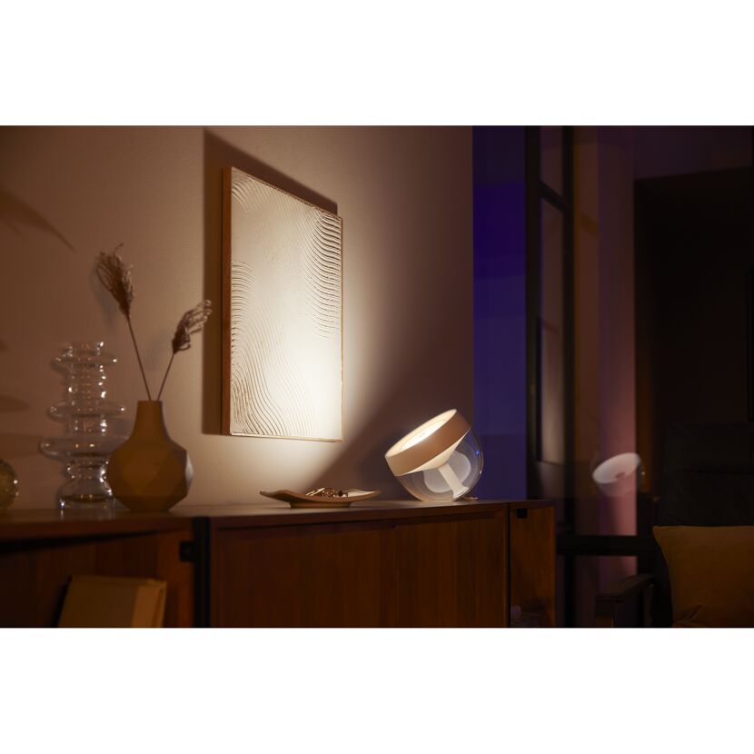 Philips Hue Iris Tischleuchte leuchtet ein Wohnzimmer