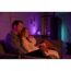 Zwei Personen sitzen auf einer Couch im farbigen Licht.