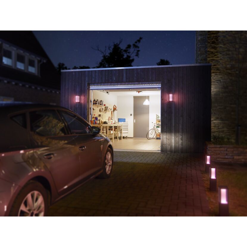Beleuchtete Garage bei Nacht