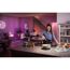 Person kocht in einer Küche mit Philips Hue Beleuchtung.