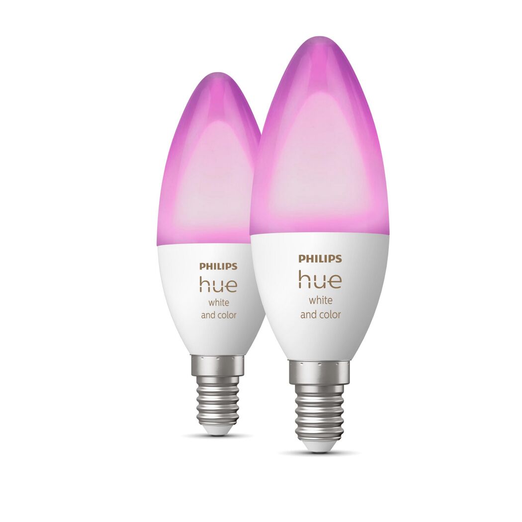 Zwei Philips Hue LED-Kerzenlampen, rosa leuchtend.