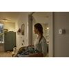 Person trägt Wäschekorb, Philips Hue Bewegungsmelder