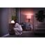 Person schliesst Lichterkette an Hue Smart Plug an