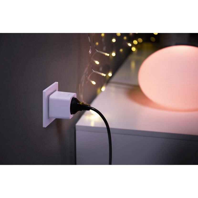 Weißer Hue Smart Plug in Steckdose