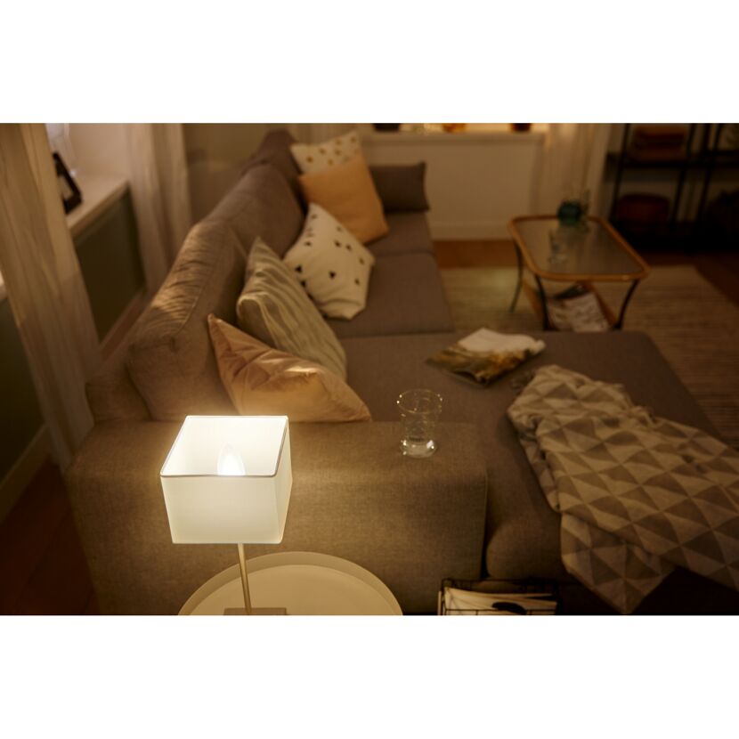 Gemütliches Wohnzimmer mit eingeschalteter Tischleuchte