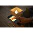 Person steuert eine Philips Hue E14 White Ambiance Lampe über eine Smartphone-App.