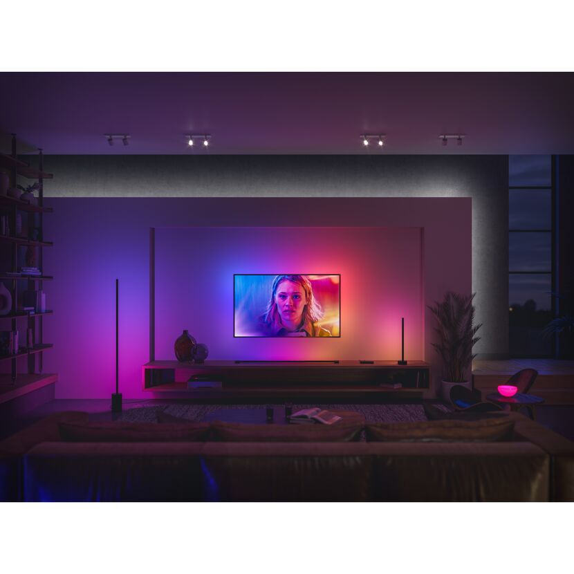 Wohnzimmer mit Philips Hue Lightstrip Gradient und Stehleuchten