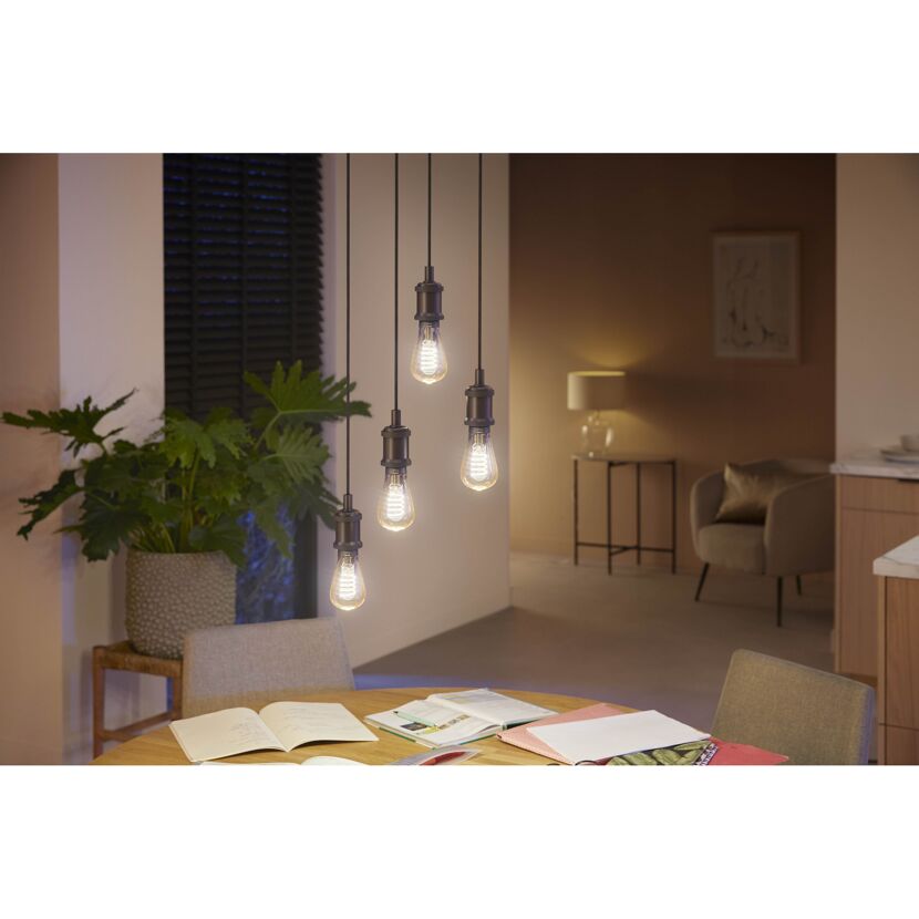 Vier HUE Filament ST64 Lampen beleuchten einen Esstisch