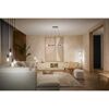 LED-Leuchtmittel 'Hue White Ambiance' Edison gold in modernem Wohnzimmer.