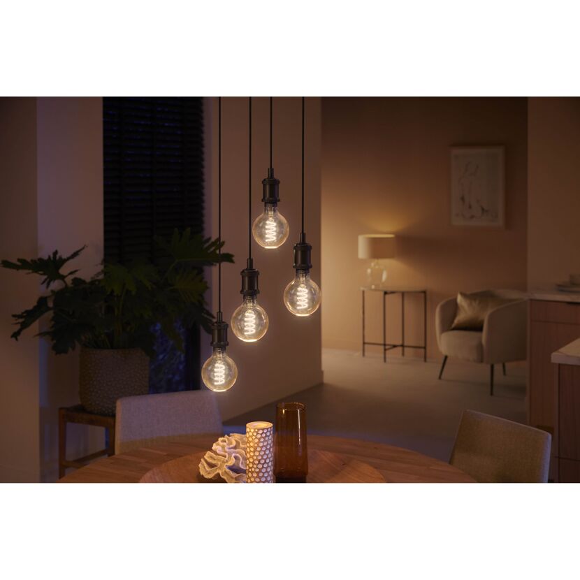 Vier HUE Filament Lampen G93 beleuchten einen Esstisch
