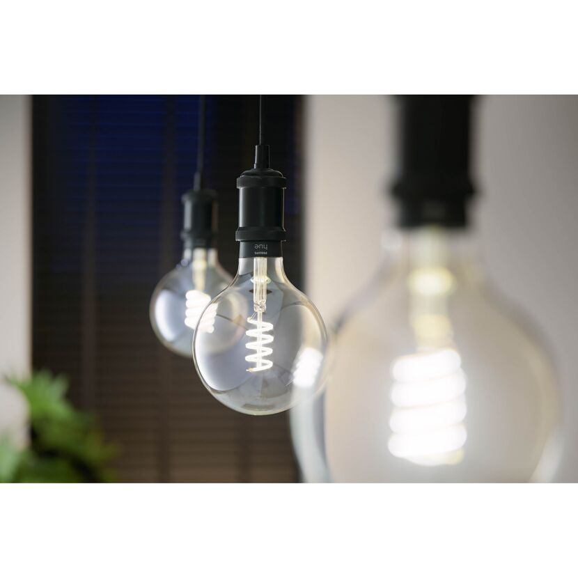 Drei hängende Glühbirnen von Philips Hue Filament