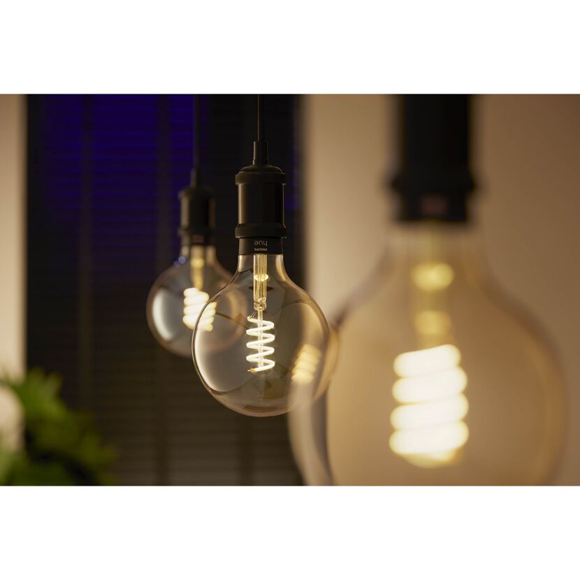 Drei hängende Philips Hue Filament Lampen