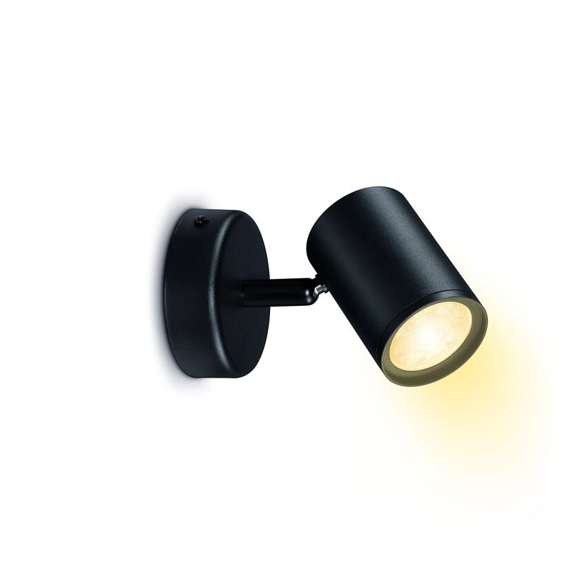 Schwarze Wandleuchte WIZ Spot leuchtet gelb.
