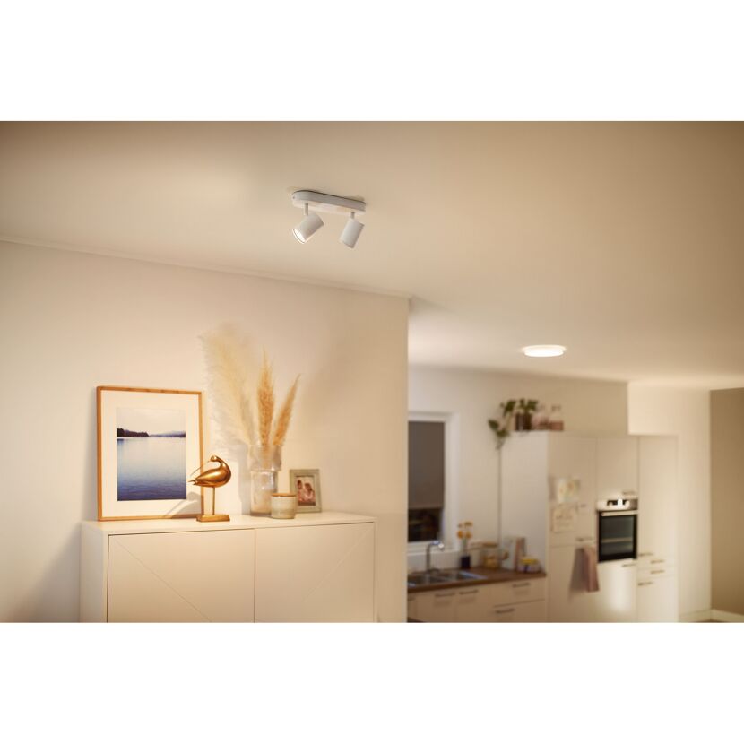 Zwei weiße WIZ Spots an der Decke