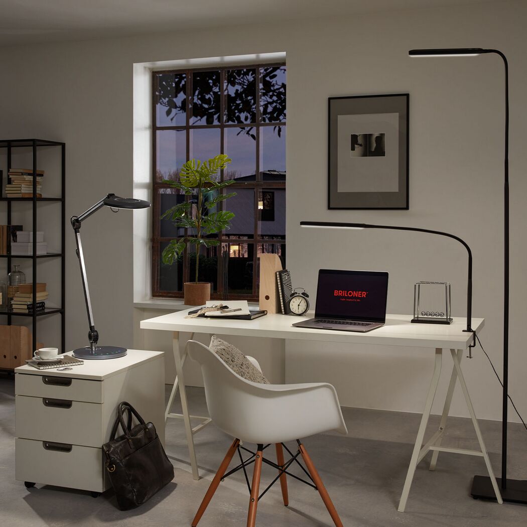 Beleuchteter Schreibtisch mit Stehlampe und Schreibtischlampe