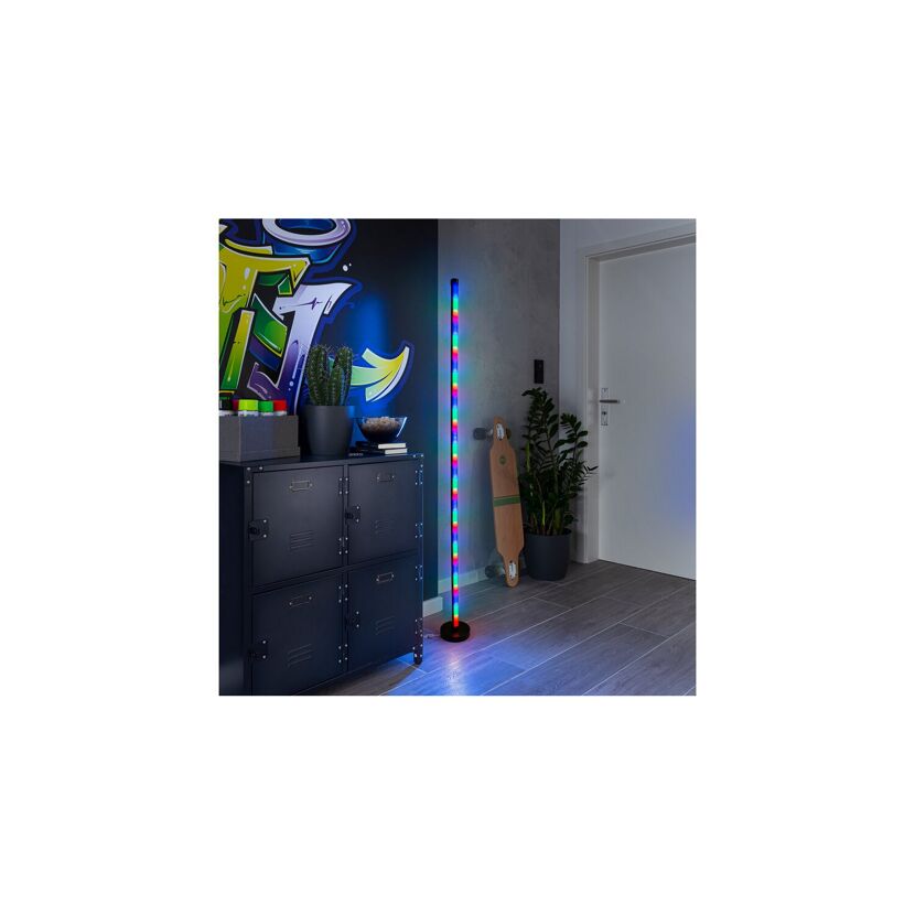 RGB Stehleuchte in einem Jugendzimmer